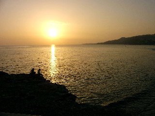 Innamorati sullo scoglio al tramonto