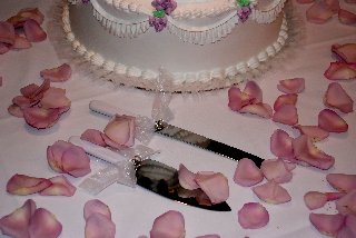 Torta nuziale con petali di rosa