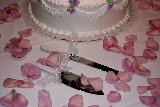 torta nuziale con petali di rosa