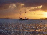 Barche sul mare al tramonto