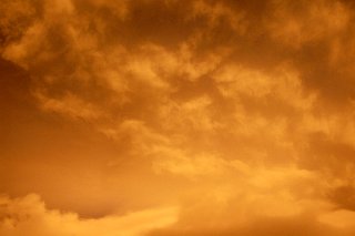 Cielo nuvoloso arancione al tramonto