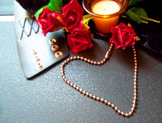 Rose rosse e collana a cuore