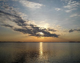 Sole nascosto su mare aperto