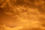 Cielo nuvoloso arancione al tramonto