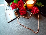 Rose rosse e collana a cuore