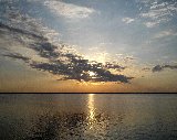 Sole nascosto su mare aperto